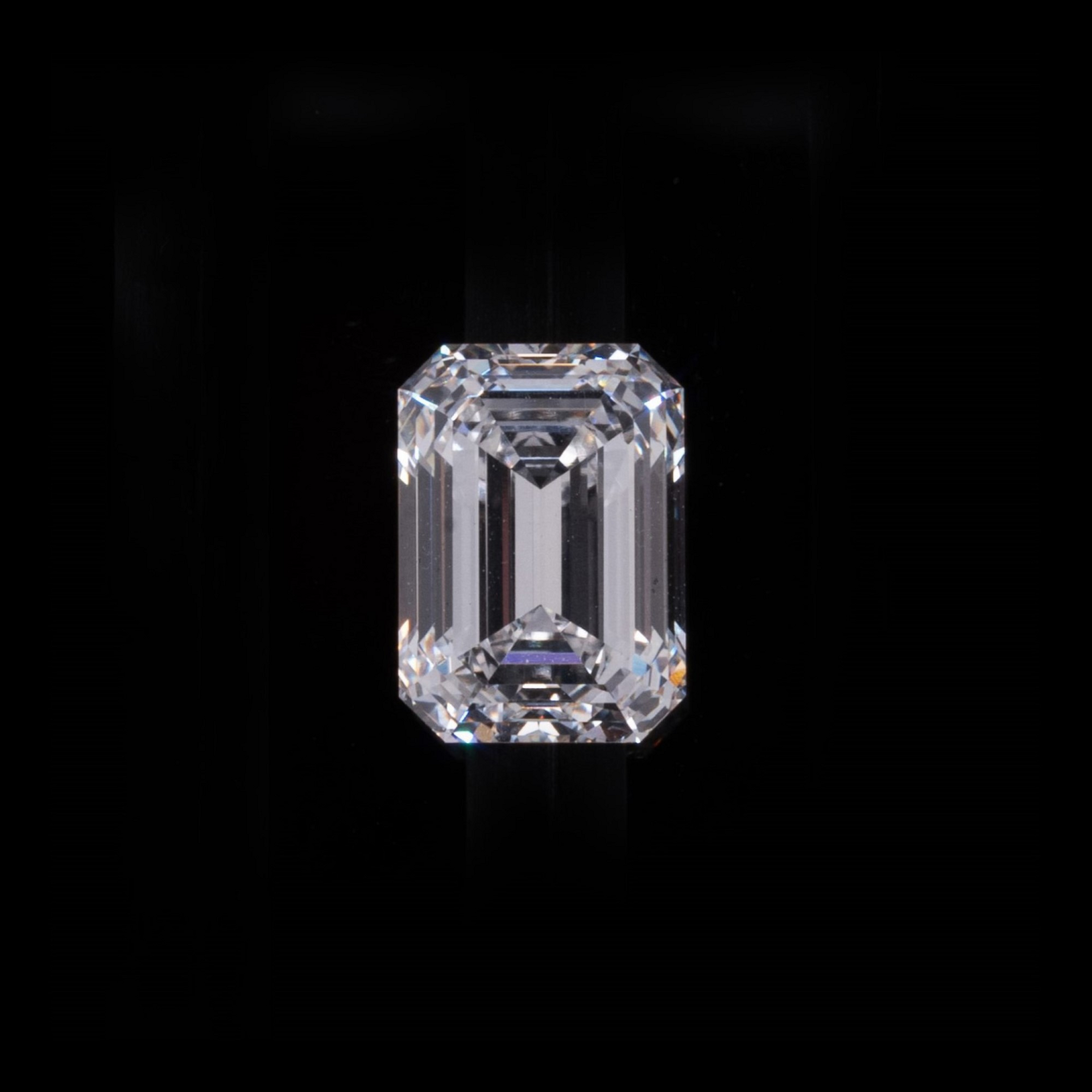 IGI Certified Lab Grown Diamond Emerald Cut 9.06 x 6.49 x 4.41mm Single Piece 2.58 Carat